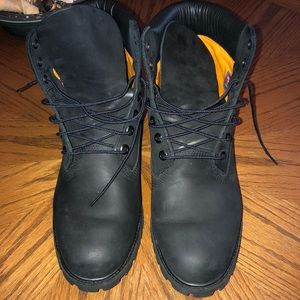 Men’s black authentic Timberland boot.